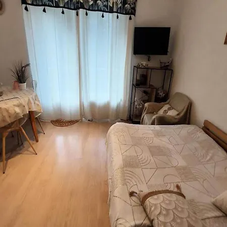 Studio For 3 People アパート *