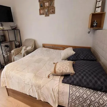 アパート Studio For 3 People エクスレバン